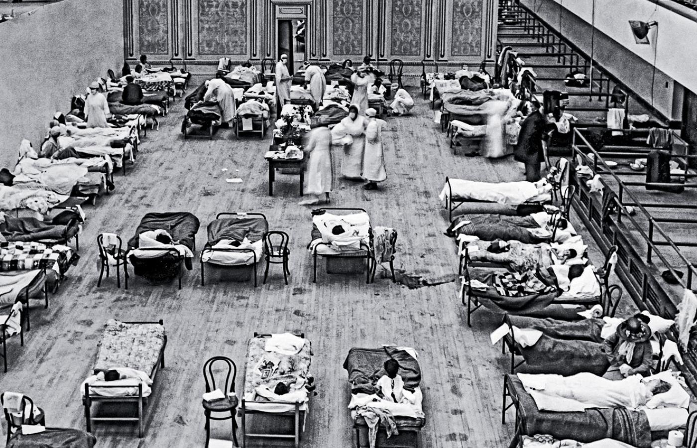 Tymczasowy szpital dla ofiar grypy zorganizowany w audytorium ratusza w kalifornijskim Oakland, 1918 r.