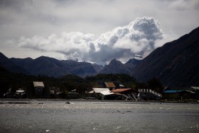 Rzeka, która wylała się ze swojego starego koryta, przebiła się do zatoki przez sam środek miasta i porwała wszystkie budynki na swojej drodze.