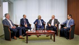 W debacie udział wzięli (kolejność osób na zdjęciu): dr n. med. Maciej Olszewski, ginekolog-onkolog w Szpitalu Mazovia; prof. Kazimierz Pityński, prezes Polskiego Towarzystwa Ginekologii Robotycznej i Endoskopowej; prof. Piotr Chłosta, prezes Polskiego Towarzystwa Urologicznego; prof. Igal Mor, przewodniczący Sekcji Urologii Robotowej PTU, dyrektor Szpitala Mazovia; Paweł Walewski, POLITYKA.