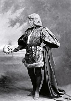 Zagrała Hamleta w teatrze w 1899 r., w filmie w 1900 r.