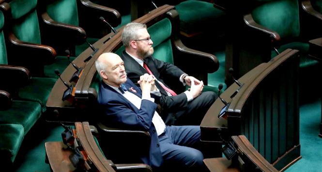 Janusz Korwin-Mikke nie dostał się do Sejmu, Grzegorz Braun utrzymał mandat i wprowadził do parlamentu trzech swoich akolitów.