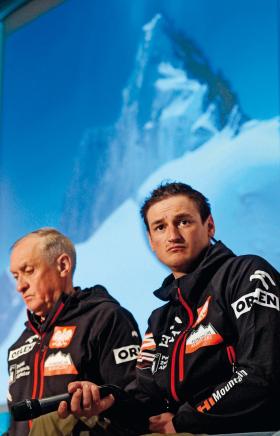 Krzysztof Wielicki i Adam Bielecki podczas konferencji prasowej po powrocie z wyprawy zimowej PZA na Broad Peak, 19 marca 2013 r.