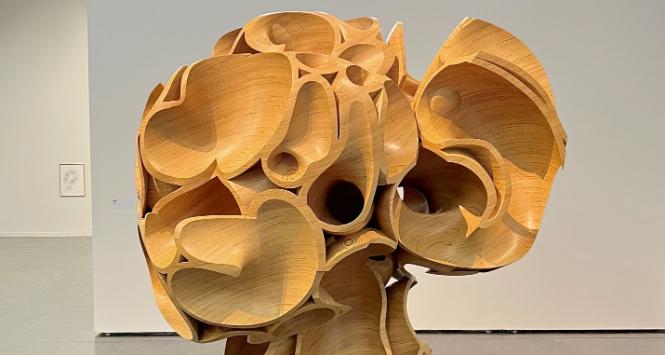 Tony Cragg to jeden z najwybitniejszych współczesnych rzeźbiarzy. Od ponad 40 lat bada, jak materialne formy wpływają na nasze myślenie, emocje. Interesują go wyłącznie nowe, nieznane struktury. Dwie arcyciekawe wystawy artysty możemy zobaczyć teraz w CSW Toruń i PGS w Sopocie.