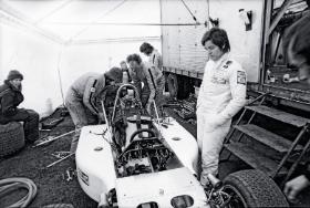 Lella Lombardi przed wyścigiem F1 na torze Brands Hatch, Wielka Brytania 1975 r.