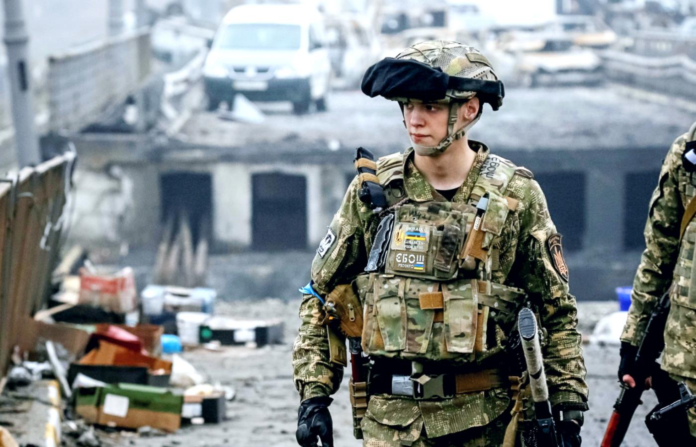 Ukraiński żołnierz w Irpieniu, 1 kwietnia 2022 r.