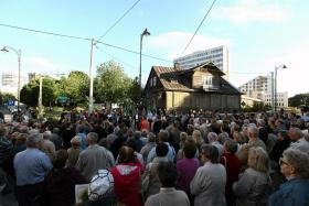 Białystok, Teatr TrzyRzecze. Pokaz fragmentów spektaklu „Golgota picnic”, któremu towarzyszyły protesty organizacji katolickich i narodowych.