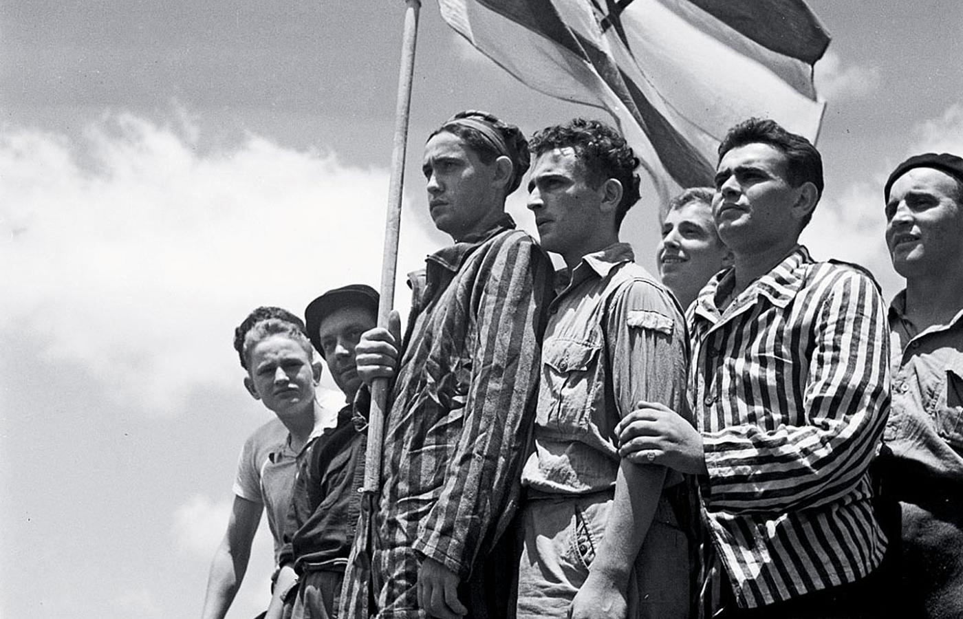 Grupa byłych więźniów Buchenwaldu na pokładzie statku „Mataroa”, który przywiózł uciekinierów z Europy do portu w Hajfie.