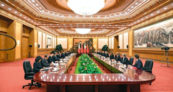 Prezydent RP Andrzej Duda i przewodniczący Chińskiej Republiki Ludowej Xi Jinping podczas rozmów plenarnych w Wielkim Pałacu Ludowym w Pekinie.