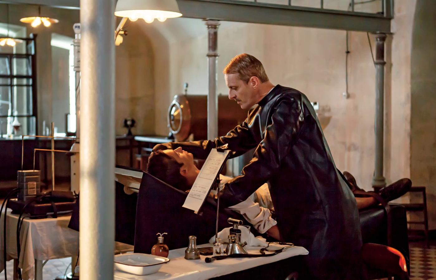 Jacek Poniedziałek jako Doktor – figura Fausta w „Eterze”.