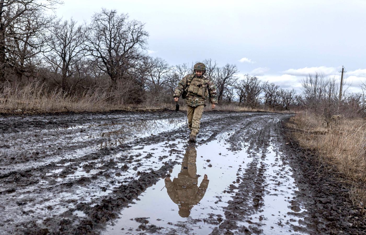 Ukraiński żołnierz w rejonie Bachmutu. Luty 2024 r.