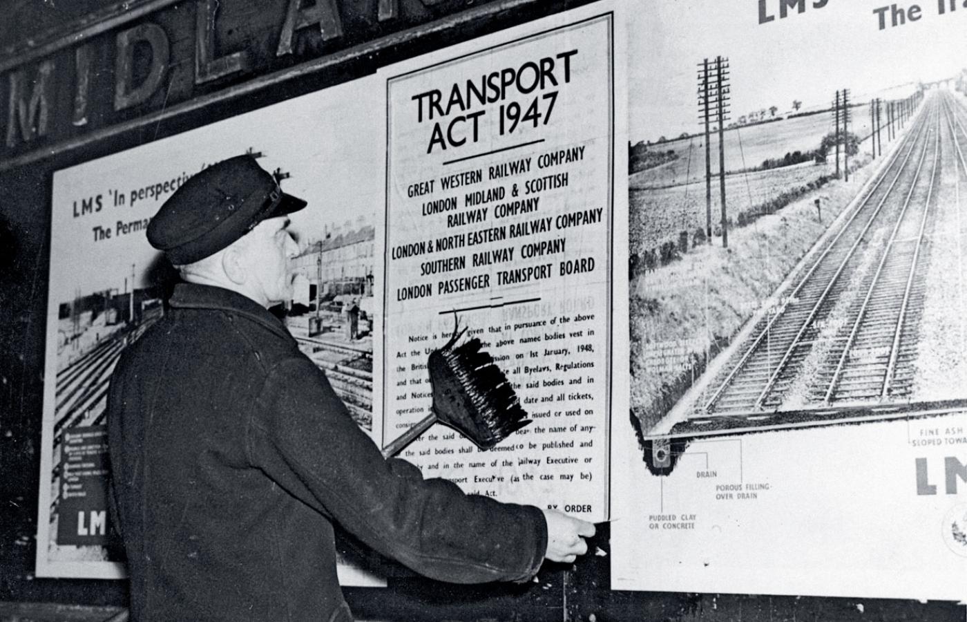 Ogłoszenie o nacjonalizacji kolei w Wielkiej Brytanii; fotografia z 30 grudnia 1947 r.