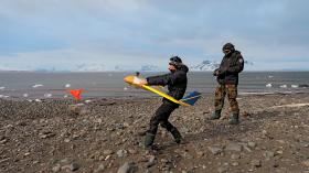 Start drona. Na fot. Anna Zmarz i Cezary Janas.