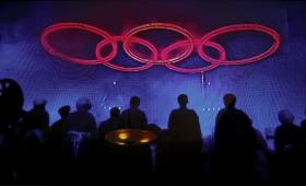 Olimpijskie logo, symbolicznie wytopione w czasie ceremonii otwarcia. Symbolika rewolucji przemysłowej.