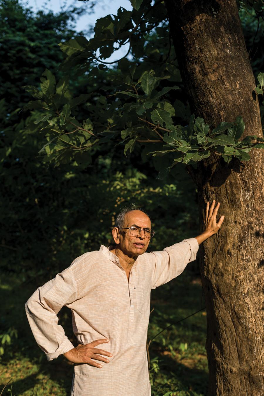 Madhav Gadgil opiera się o drzewo mahua znajdujące się na terenie chronionym przez mieszkańców wioski Mendha w stanie Maharashtra.