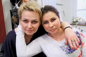 Joanna (z prawej) z siostrą Jolą, fryzjerką. Joanna też miała raka.
