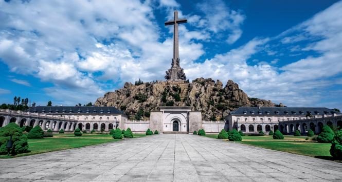 Mauzoleum i krzyż w Dolinie Poległych. To tu znajduje się grób Franco, a w wykutych w skale grobowcach leży 33 tys. ciał – zwycięzców i ofiar.