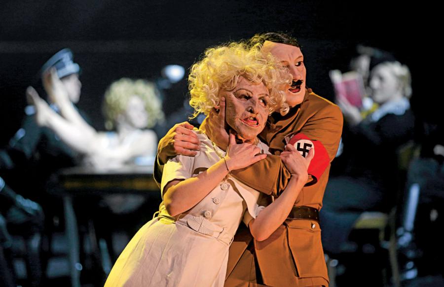 Małgorzata Gorol jako Leni Riefenstahl i Mateusz Znaniecki jako Adolf Hitler