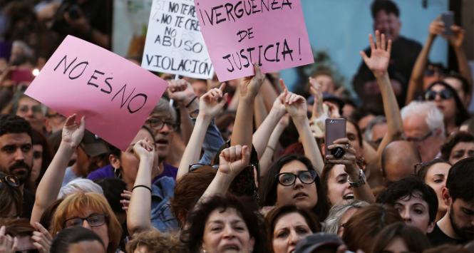 Protest w Madrycie przeciwko wyrokowi w sprawie gwałtu w Pampelunie