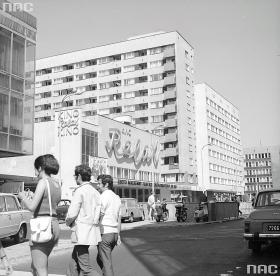 Tęsknimy za ulicami bez reklam i z nielicznymi neonami.