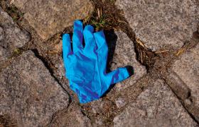 Epidemia koronawirusa pociągnęła za sobą epidemię plastiku.