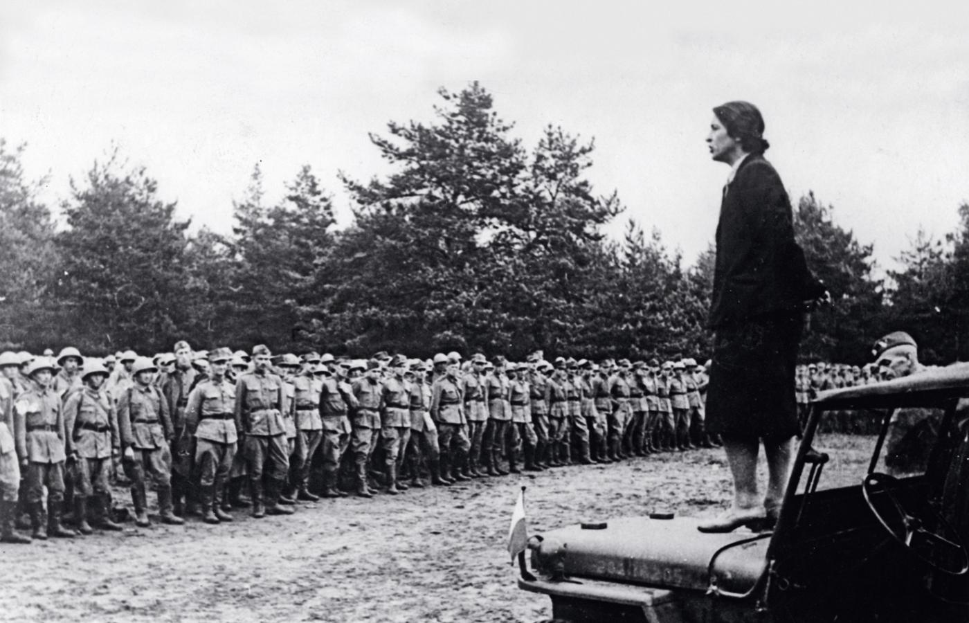 Sielce nad Oką, 1943 r.: Wanda Wasilewska przemawia do żołnierzy ruszających na front.