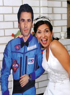 Ślubna fotografia Ekateriny Dmitriewej i kosmonauty Jurija Malenczenko, którzy w 2003 r. zawarli pierwszy w historii „kosmiczny” ślub – na odległość.