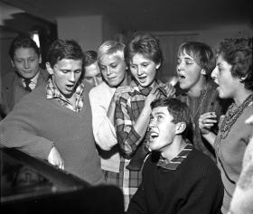 Warszawa, 1961. Państwowa Wyższa Szkoła Teatralna (PWST), ćwiczenia studentów, Jan Englert (drugi od lewej).
