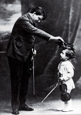 Nie ma to jak wcześnie zacząć... Na zdjęciu George Enescu z małym Dinu