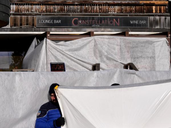 Służby zabezpieczają miejsce pożaru w barze Le Constellation w szwajcarskim kurorcie Crans-Montana.