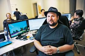 Markus Persson, szwedzki programista, twórca kultowego „Minecrafta”. Sukces gry okazał się dla niego za ciężki do udźwignięcia.