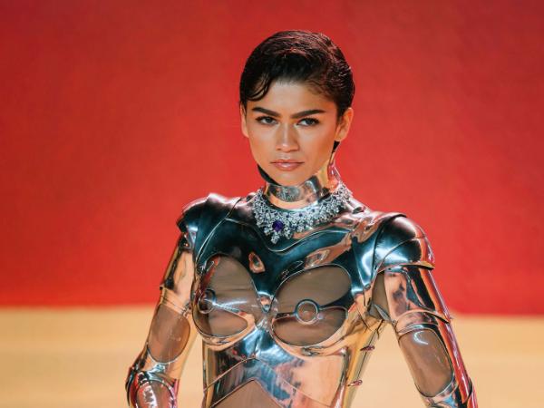 Przebrana za robota aktorka na premierze drugiej części „Diuny”