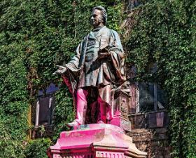 Zdewastowany pomnik Egertona Ryersona w Toronto.