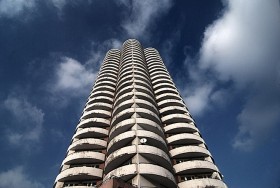 Tak było między innymi z charakterystycznymi „kukurydzami” czyli mieszkalnymi wieżowcami na Osiedlu Tysiąclecia w Katowicach.(projekt Henryka Buszko i Aleksandra Franty)