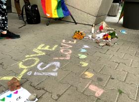 Manifestacja solidarności z ofiarami ataku w Oslo. 28 czerwca 2022 r.