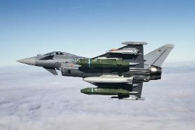 Samolot szturmowy Eurofighter typhoon z podwieszonymi pociskami taurus.