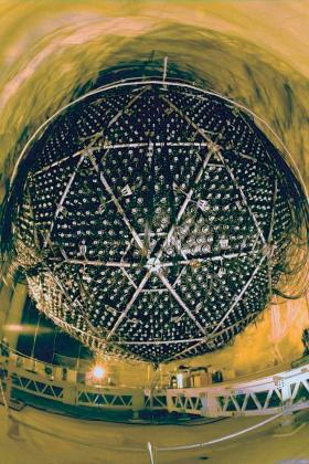 Detektor Sudbury w końcowej fazie budowy. Kulisty pojemnik o średnicy 12 m wypełni tysiąc ton ciężkiej wody. Słabe błyski towarzyszące oddziaływaniom neutrin z ciężka wodą zarejestrują fotopowielacze.