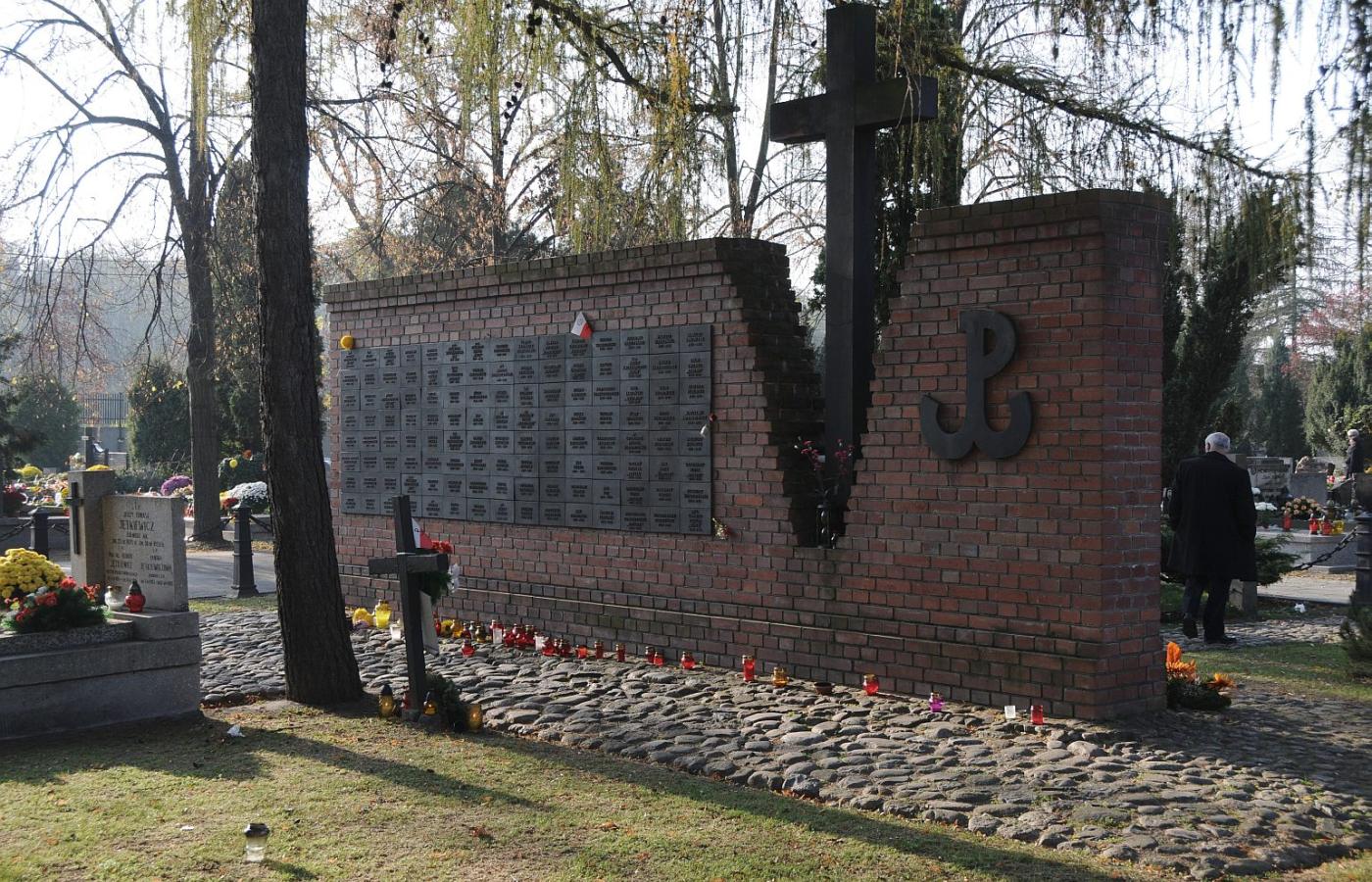 Pomnik na powązkowskiej kwaterze Łączka, w którym spoczywają prochy zamordowanych przez bezpiekę w latach 1945-56.