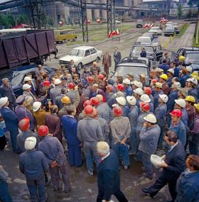 Spotkanie kosmonautów-generałów - Hermaszewskiego i Klimuka z robotnikami Huty Warszawa, 21 lipca 1978 r.