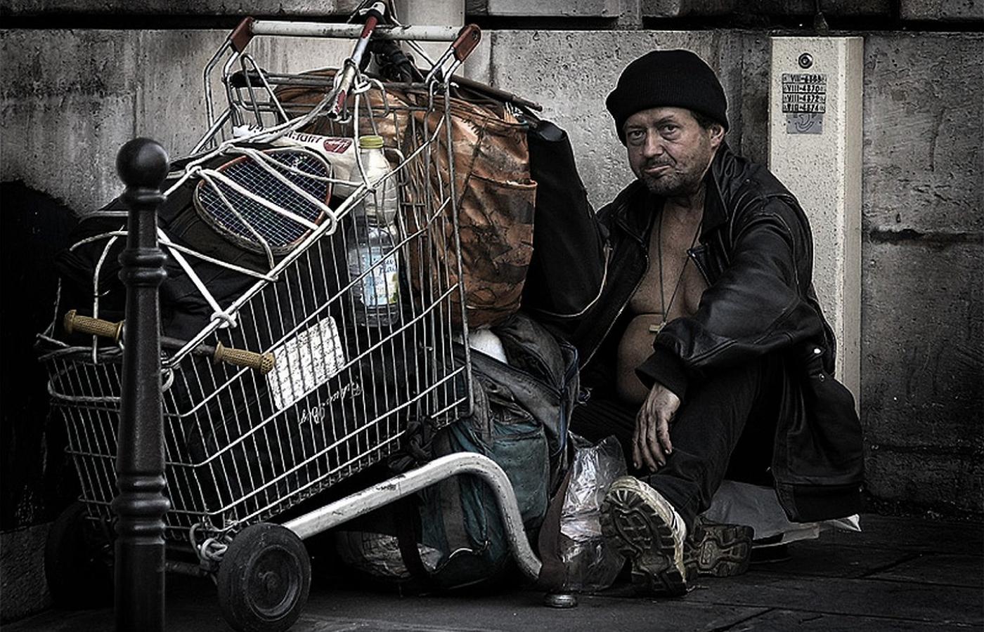 Bezdomny w Paryżu. Bezdomnych, narkomanów i żebraków powszechnie postrzega się jako ludzi upośledzonych.