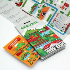 Joanna Studzińska, Małgorzata Żmijska, Studio Ładne Halo, Niemapa. Łódzkie, Wydawca: niemapa.pl, Łódź 2017. Zgodnie z tytułem „Niemapa. Łódzkie”, choć składa się i rozkłada niczym klasyczna mapa, jest raczej obrazkowym przewodnikiem. Do tego posiada cechy tzw. książki aktywnościowej. Ze względu na wakacyjny czas i popularność całego cyklu umieszczamy ją w zestawieniu. A także dlatego, że dotychczasowe „Niemapy” były poświęcone miastom. To pierwszy przewodnik regionalny, idealny na wycieczki autem, choć brakuje mi kilku ważnych miejsc dla regionu łódzkiego, jak choćby starego miasta w Piotrkowie Trybunalskim czy niezwykłych drewnianych willi w Kolumnie. Co ważne, elektroniczną wersję Niemapy można pobrać za darmo na niemapa.pl.