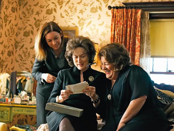 Meryl Streep (w środku) w roli despotycznej matki.