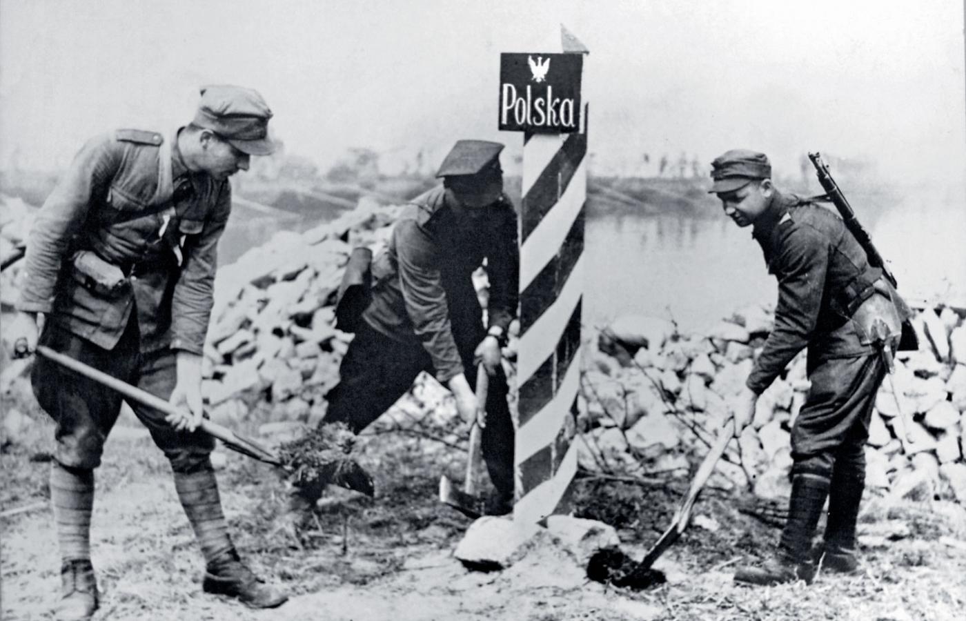 Polscy żołnierze wkopują słup graniczny nad Odrą, 1945 r.