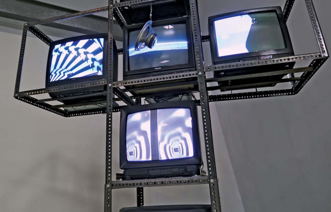 „Cross-feedback TV”, instalacja nawiązująca do pracy Nam June Paika z 1966 r.