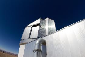 Teleskop Visible and Infrared Survey Telescope for Astronomy (VISTA). Jego 4,1-metrowe zwierciadło służy do przeglądu nieba. Ciekawe detale są potem studiowane z pomocą większych teleskopów, np. VLT.