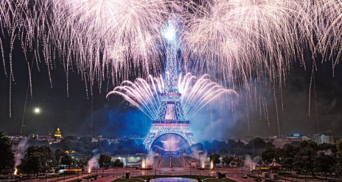 Wielki pokaz pirotechniczny – le feu d’artifice du 14 juillet.