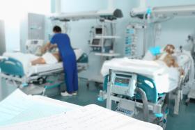Sukcesy transplantologii opromieniają szpitale i zespoły chirurgów, ale nie mniej ważne jest to, co dzieje się z pacjentami, zanim będą mogli otrzymać zdrowy narząd.