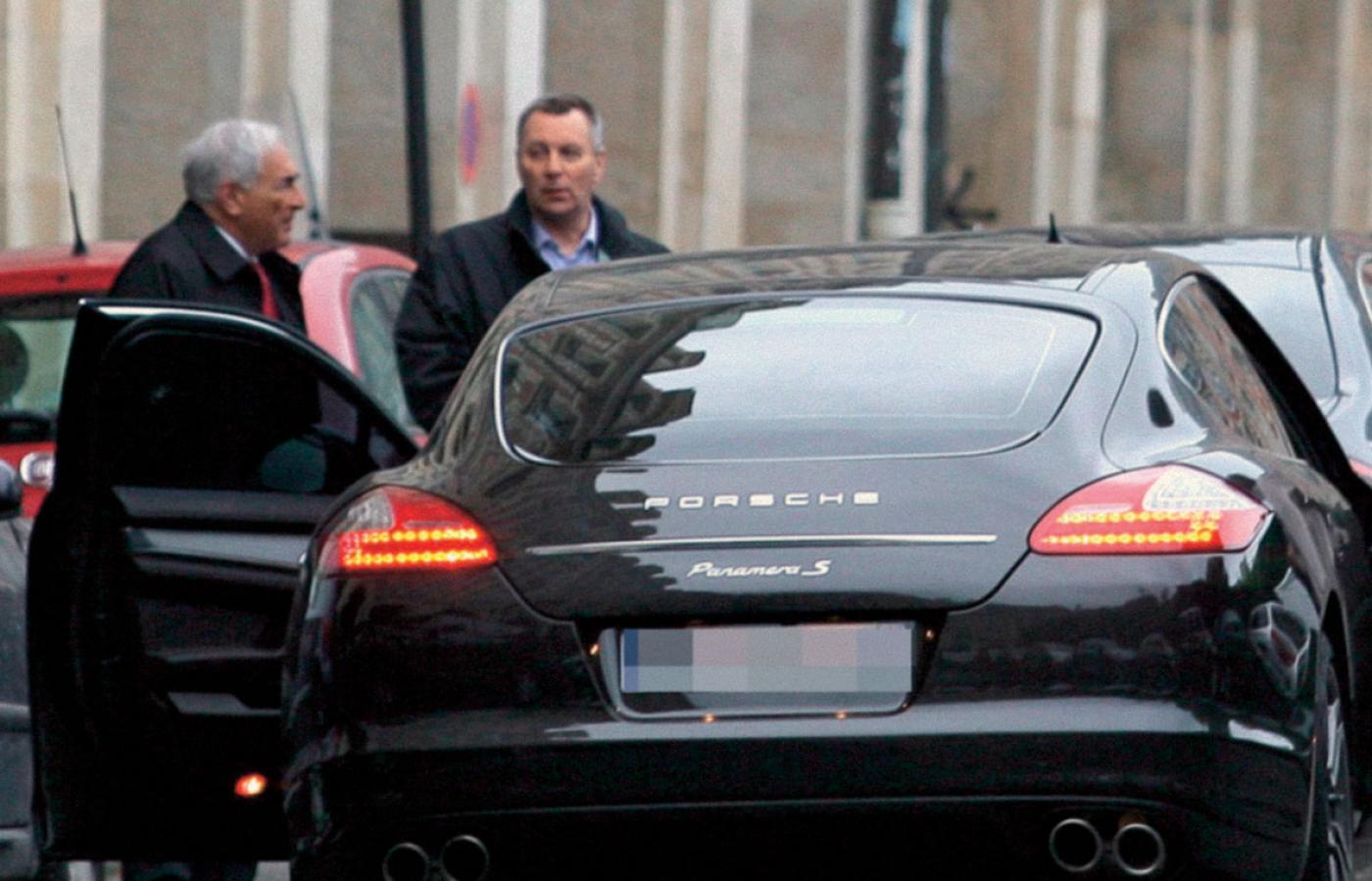 DSK wsiada do eleganckiego Porsche. Czarne auto posłużyło do kampanii czarnego PR wymierzonej w DSK.
