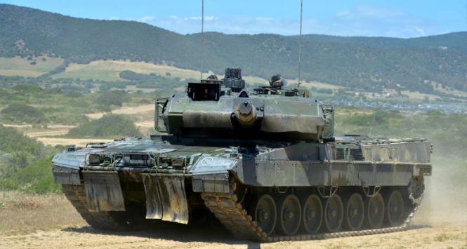 Niemieckie czołgi Leopard 2A7V wykonują manewry taktyczne podczas ćwiczeń NATO Nobel Jump 2023 na poligonie Capo Teulada. Sardynia, 5 maja 2023 r.
