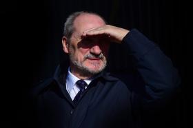 Antoni Macierewicz tak mówił o dwóch pokoleniach wychowanych w czasie ćwierćwiecza tzw. wolnej Polski: „To są ludzie, którym odebrano wiedzę, kto naprawdę nimi rządzi. Książka »Resortowe dzieci. Służby« stara się tę lukę wypełnić”.