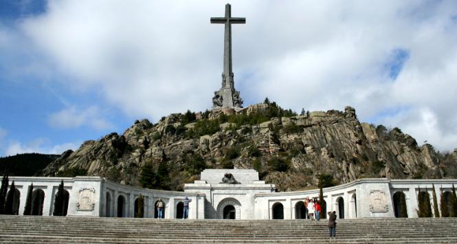 W zeszłym miesiącu parlament w Madrycie przegłosował rządowy dekret, który nakazuje usunięcie szczątków byłego dyktatora z mauzoleum w Dolinie Poległych.